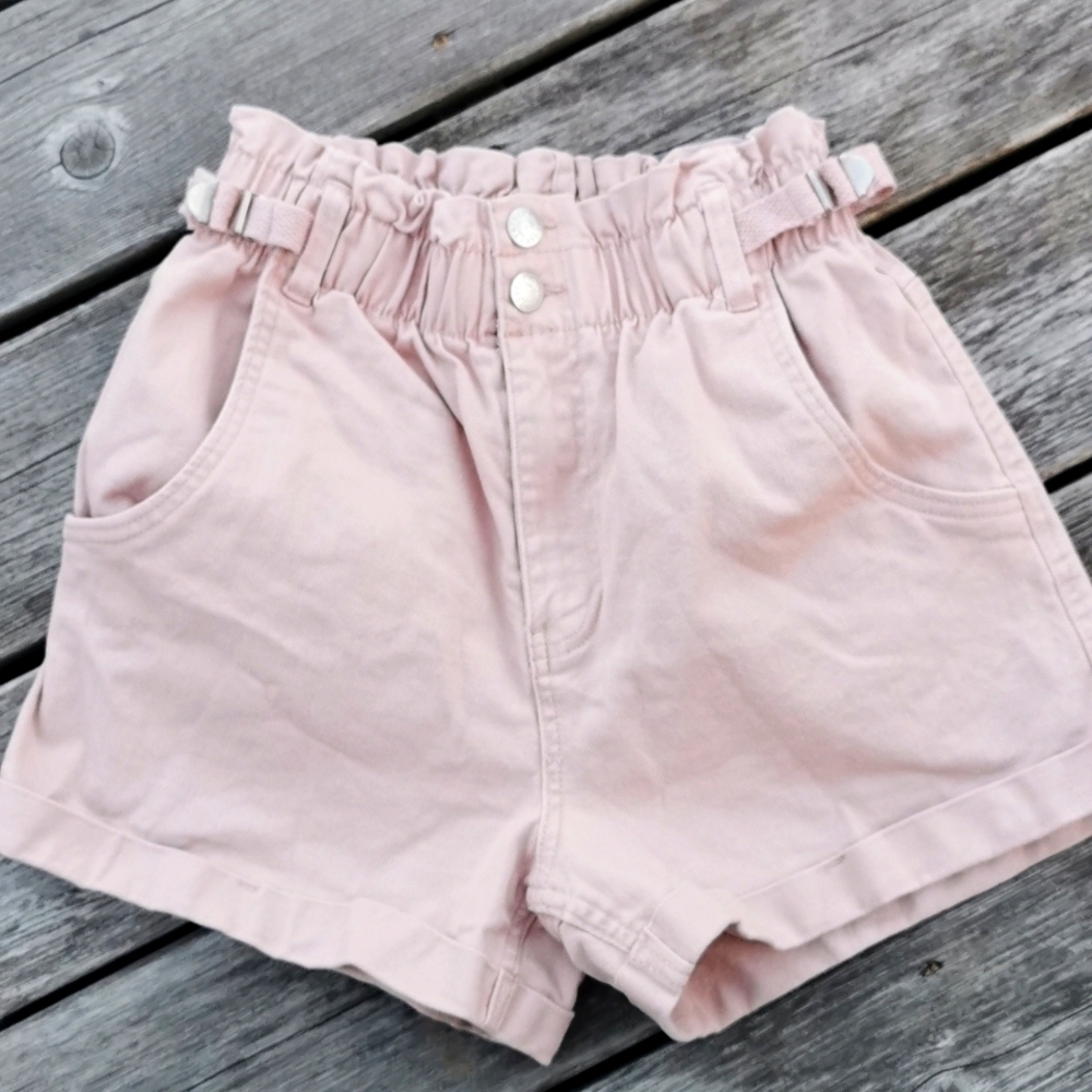 Refuge Cargo beige shorts. Size small. EUC